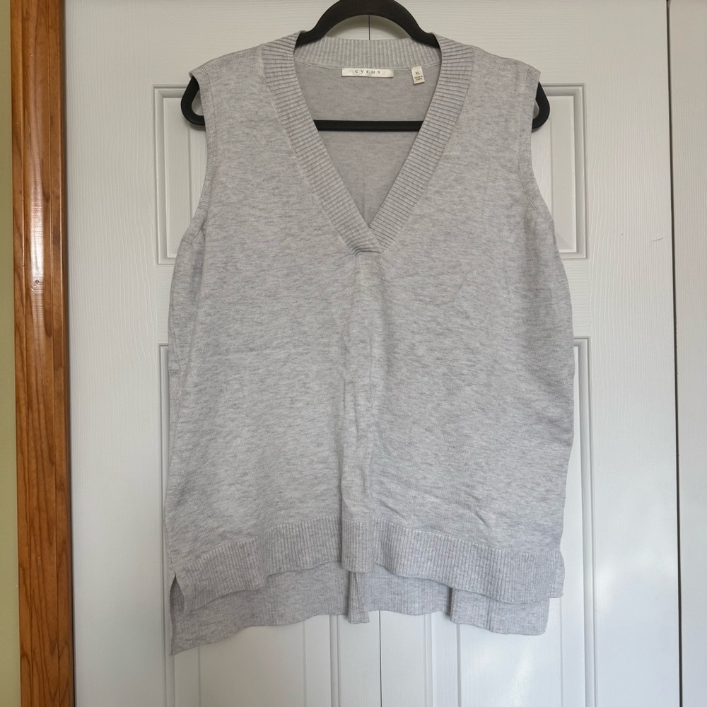 Cyrus: Women’s V-neck‎ sweater vest